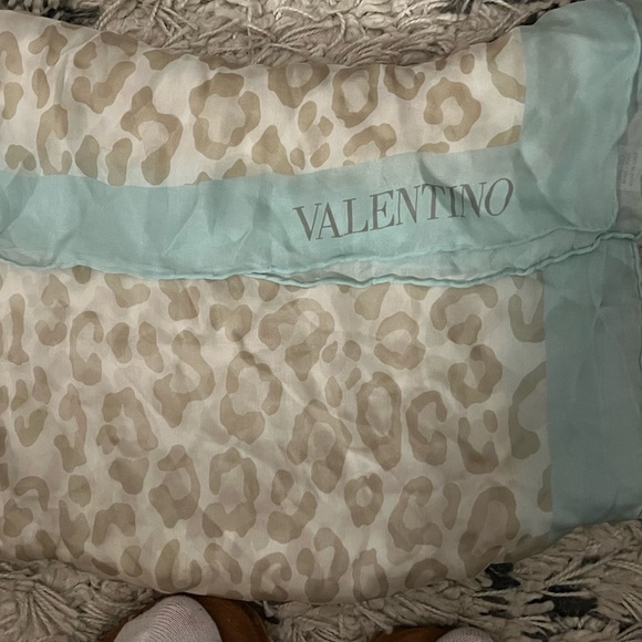 VINTAGE VALENTINO SILK SCARF…CHEETAH PRINT AND A BEAUTIFUL SEA GREEN… - Picture 5 of 7